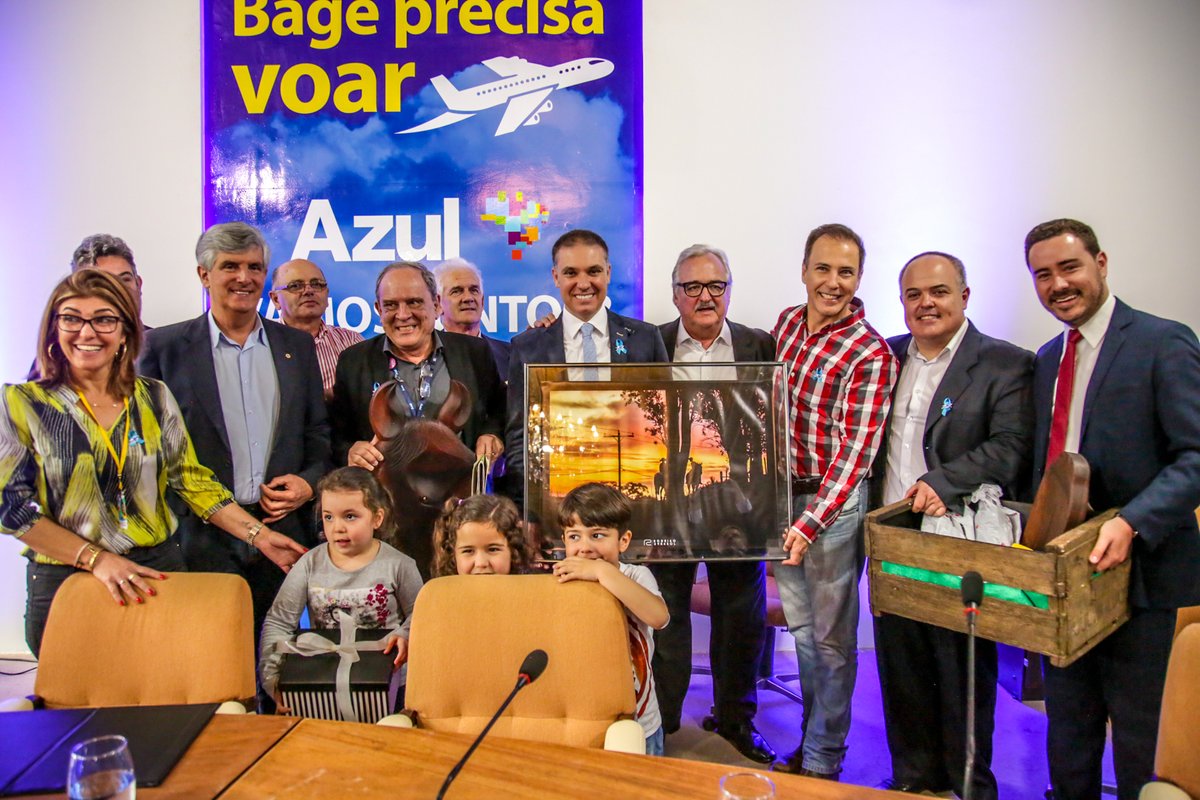 Comitiva da Azul Linhas Aéreas recebe presentes típicos da região ao final da visita a Bagé.