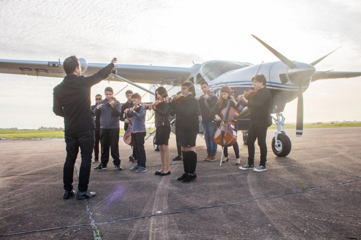 Apresentação musical recebe a aeronave da Azul Linhas Aéreas em Bagé, em ação simbólica da mobilização pelos voos comerciais.