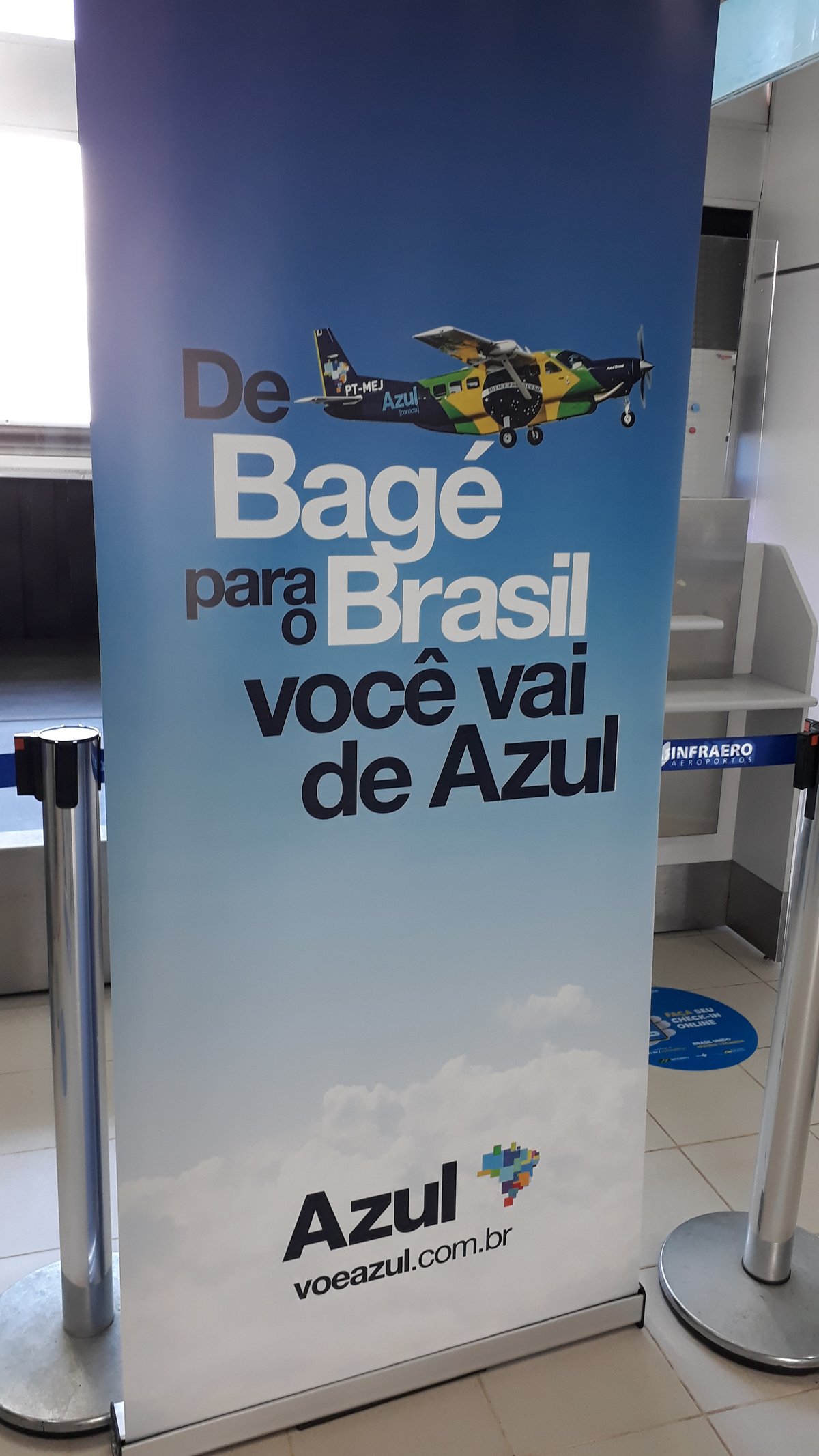 Banner de divulgação da nova rota da Azul Linhas Aéreas exposto no Aeroporto Internacional Gustavo Kraemer.