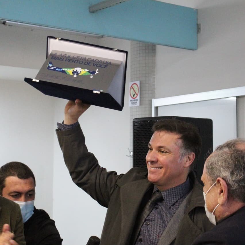 Representante da Azul Linhas Aéreas apresenta placa comemorativa da chegada da companhia a Bagé