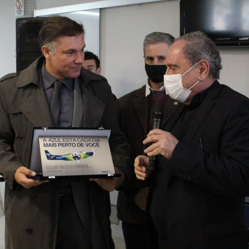 Autoridades participam da entrega da placa comemorativa da retomada dos voos comerciais em Bagé.