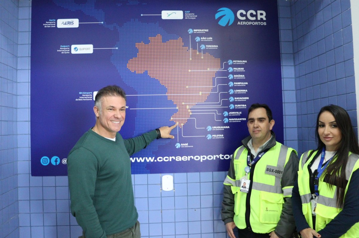 Representante da CCR Aeroportos, concessionária que passou a administrar o Aeroporto Internacional Gustavo Kraemer, aponta a localização de Bagé no mapa da rede de aeroportos da empresa.
