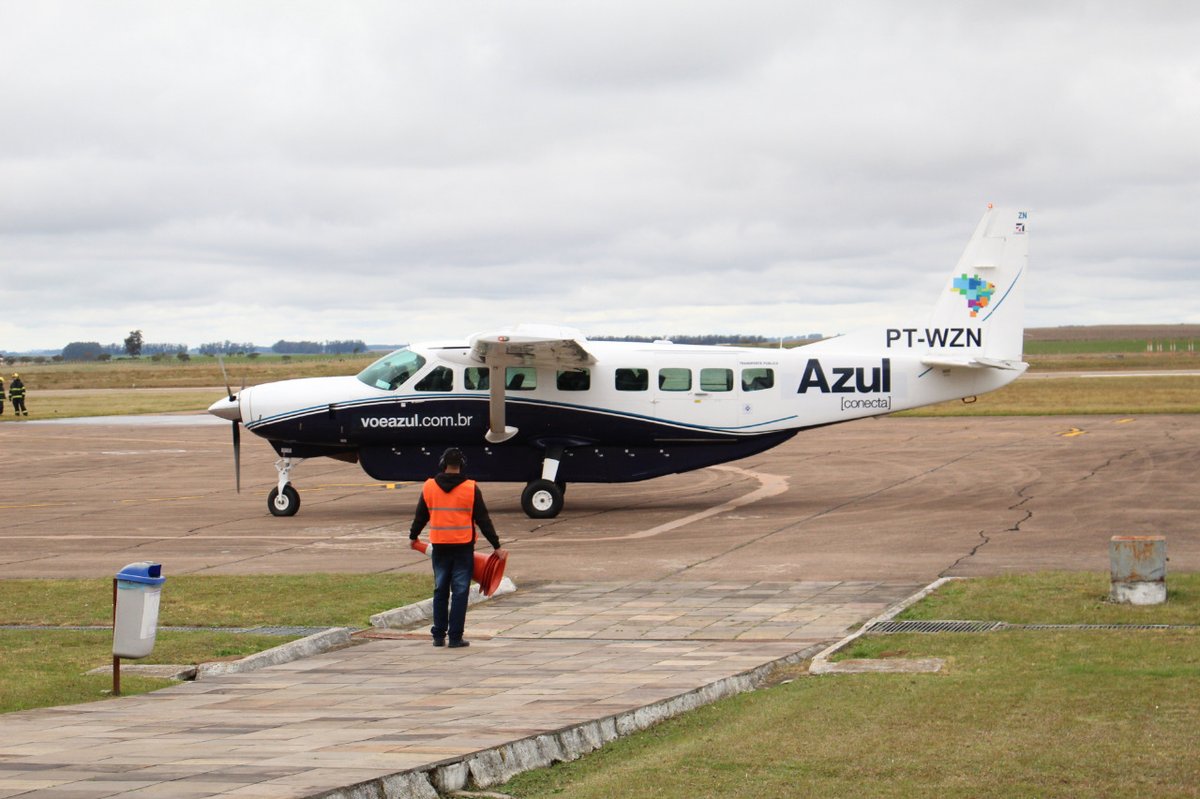 Aeronave da Azul Linhas Aéreas na pista do Aeroporto Internacional Gustavo Kraemer, em Bagé, no dia da retomada dos voos comerciais