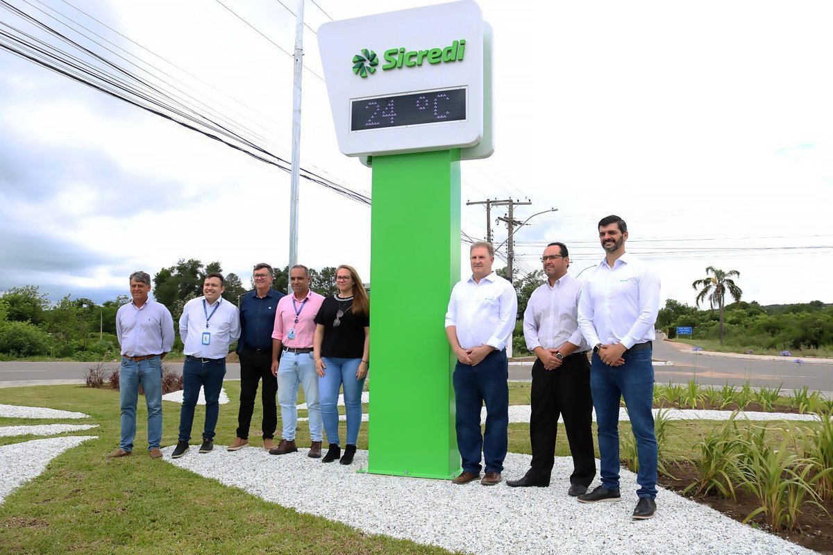 Equipe do gabinete de Divaldo Lara durante inauguração da rotatória do Militão, em Bagé