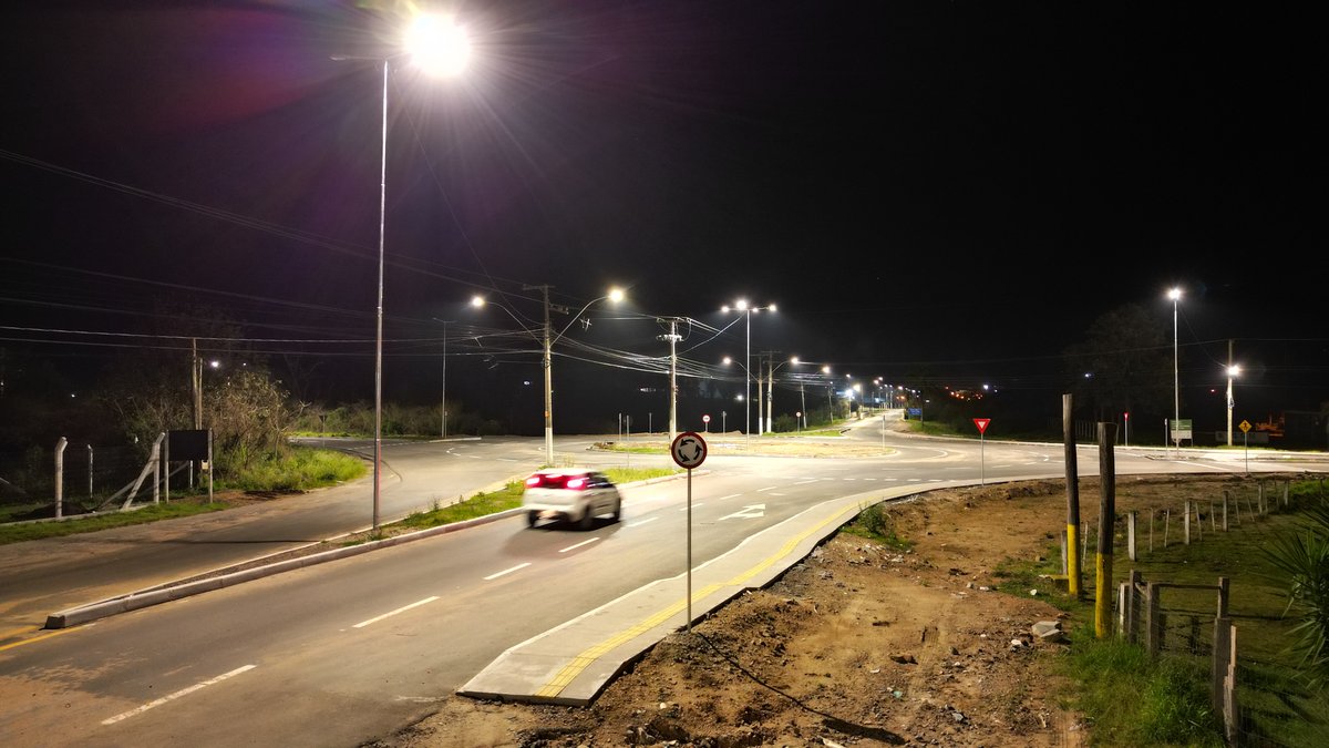 Vista noturna da rotatória do Militão, com iluminação instalada por Divaldo Lara.