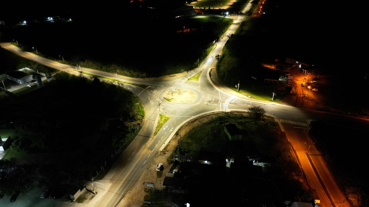 Vista aérea noturna da rotatória do Militão, iluminada, em Bagé.
