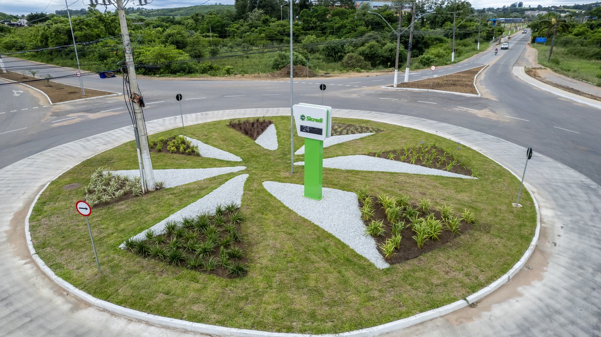 Detalhe do paisagismo e da sinalização da rotatória do Militão.
