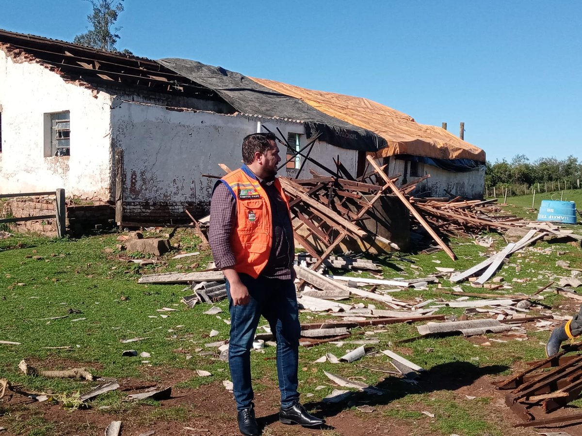 Casa danificada pelo temporal de granizo que atingiu Bagé em setembro de 2023.