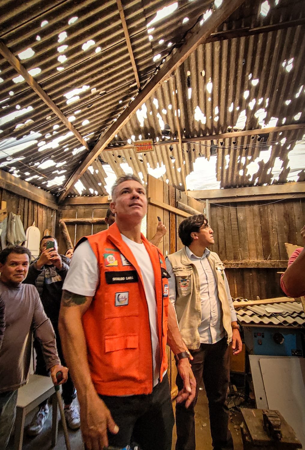 Divaldo Lara avalia estrutura de casa danificada pelo temporal de granizo em Bagé.