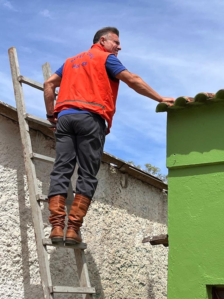 Divaldo Lara acompanha a entrega de telhas para Bagé.