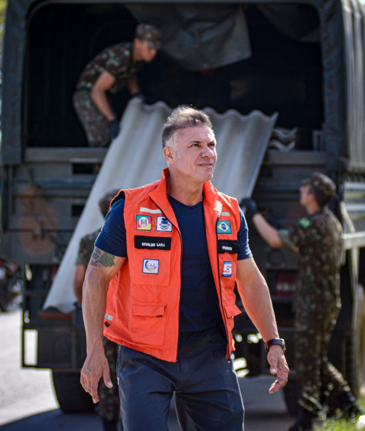 Descarregamento de telhas doadas ao município, com auxílio do Exército Brasileiro, para distribuição às famílias atingidas pelo temporal de granizo.