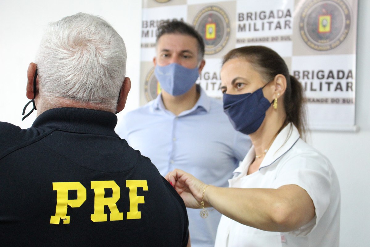 Agente da Polícia Rodoviária Federal recebe a vacina durante ação conduzida pela gestão de Divaldo Lara