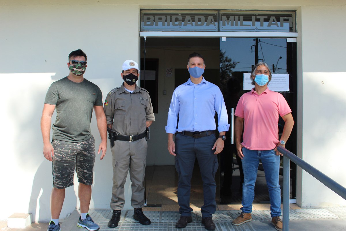 Divaldo Lara em visita à Brigada Militar de Bagé durante a campanha de vacinação dos agentes de segurança.
