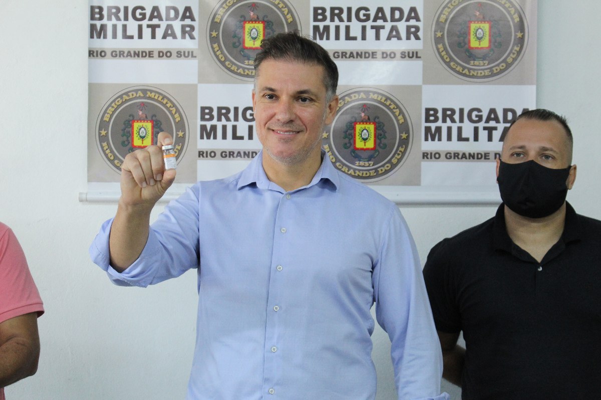 Divaldo Lara exibe uma das doses destinadas aos agentes de segurança pública de Bagé.