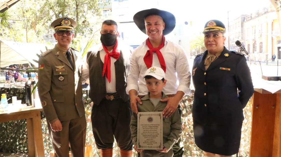 Divaldo Lara é homenageado por órgãos de segurança pública de Bagé pela atitude na vacinação prioritária dos agentes.