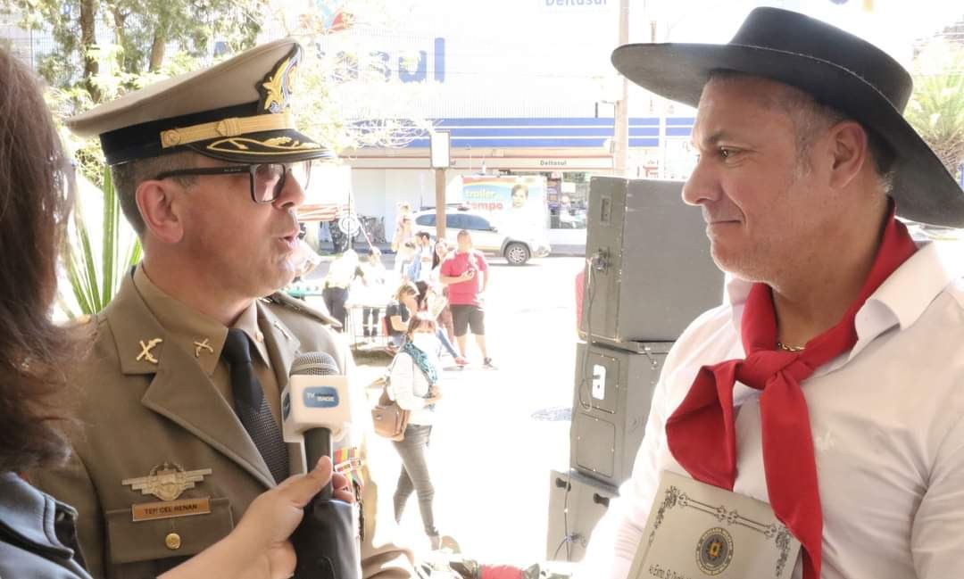 Brigada Militar de Bagé homenageia Divaldo Lara durante o Desfile Farroupilha.