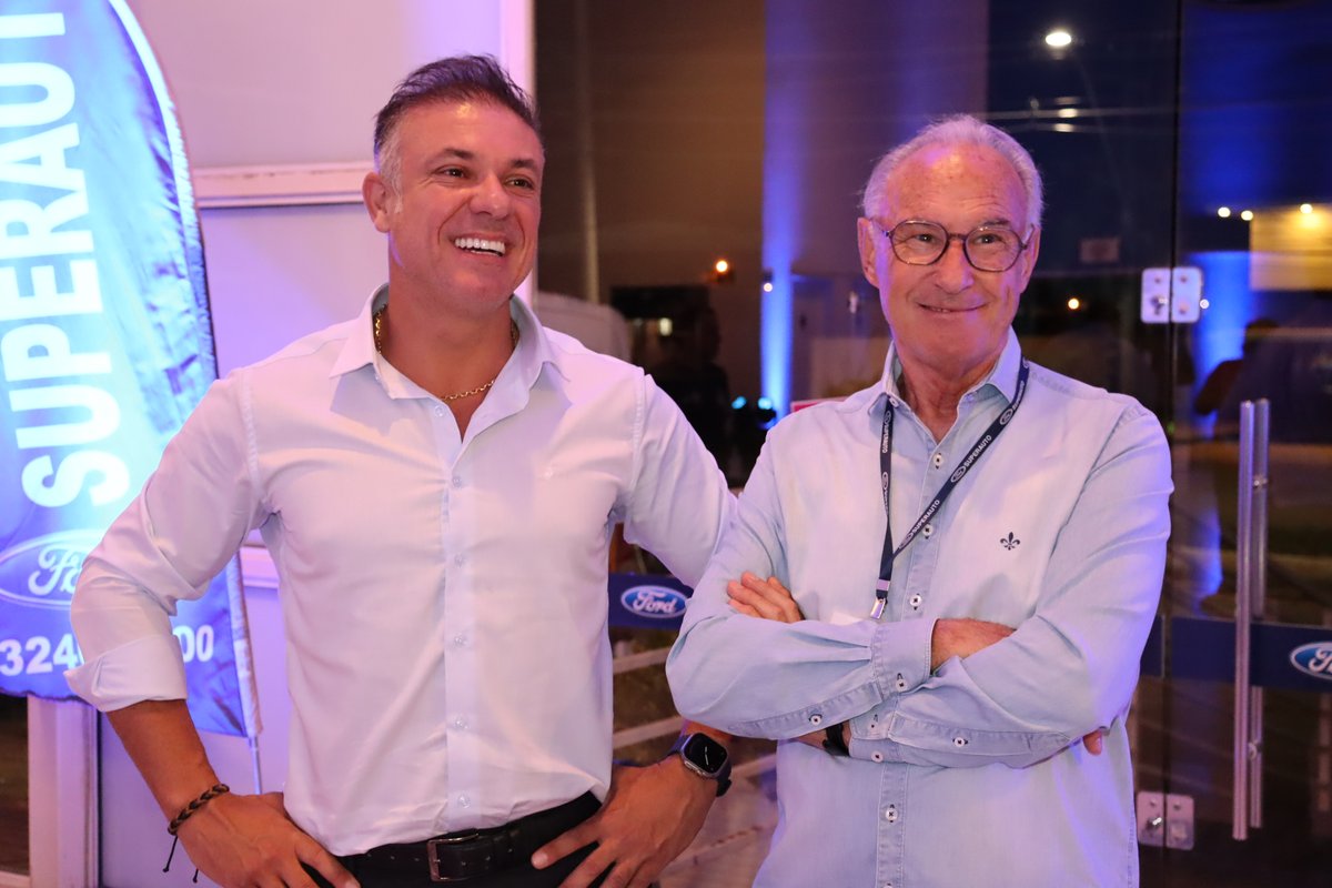 Divaldo Lara ao lado do diretor-geral da Superauto, Carlos Costa Beber, na solenidade de entrega das vans escolares