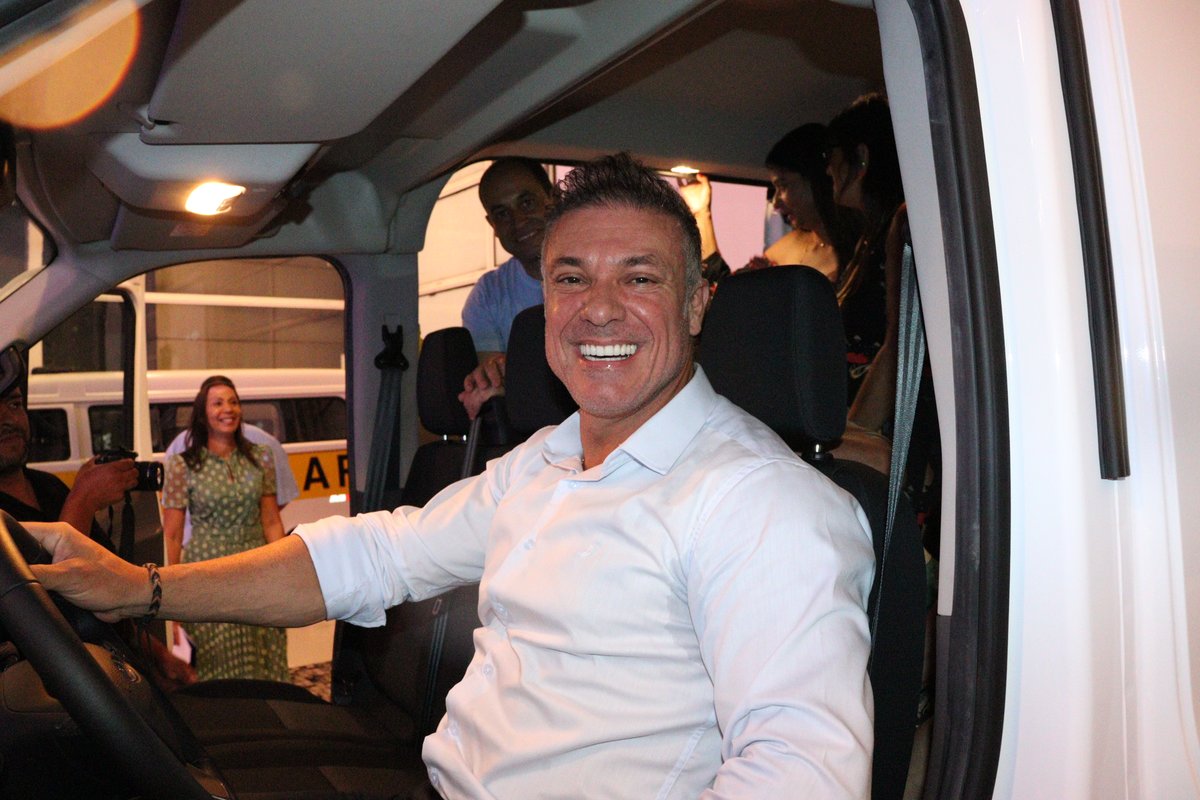 Divaldo Lara e o diretor-geral da Superauto, Carlos Costa Beber, participam da entrega simbólica da chave das novas vans escolares.