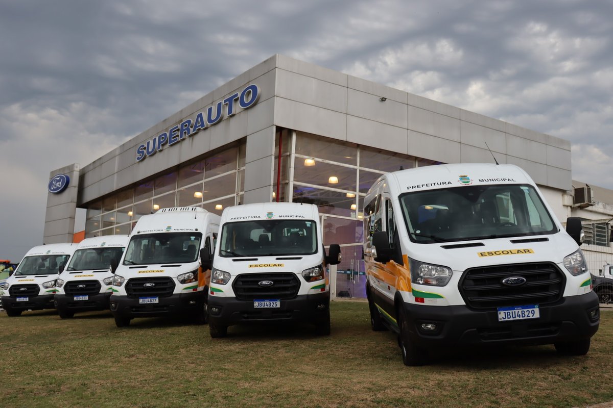Vans escolares novas estacionadas em frente à concessionária Superauto