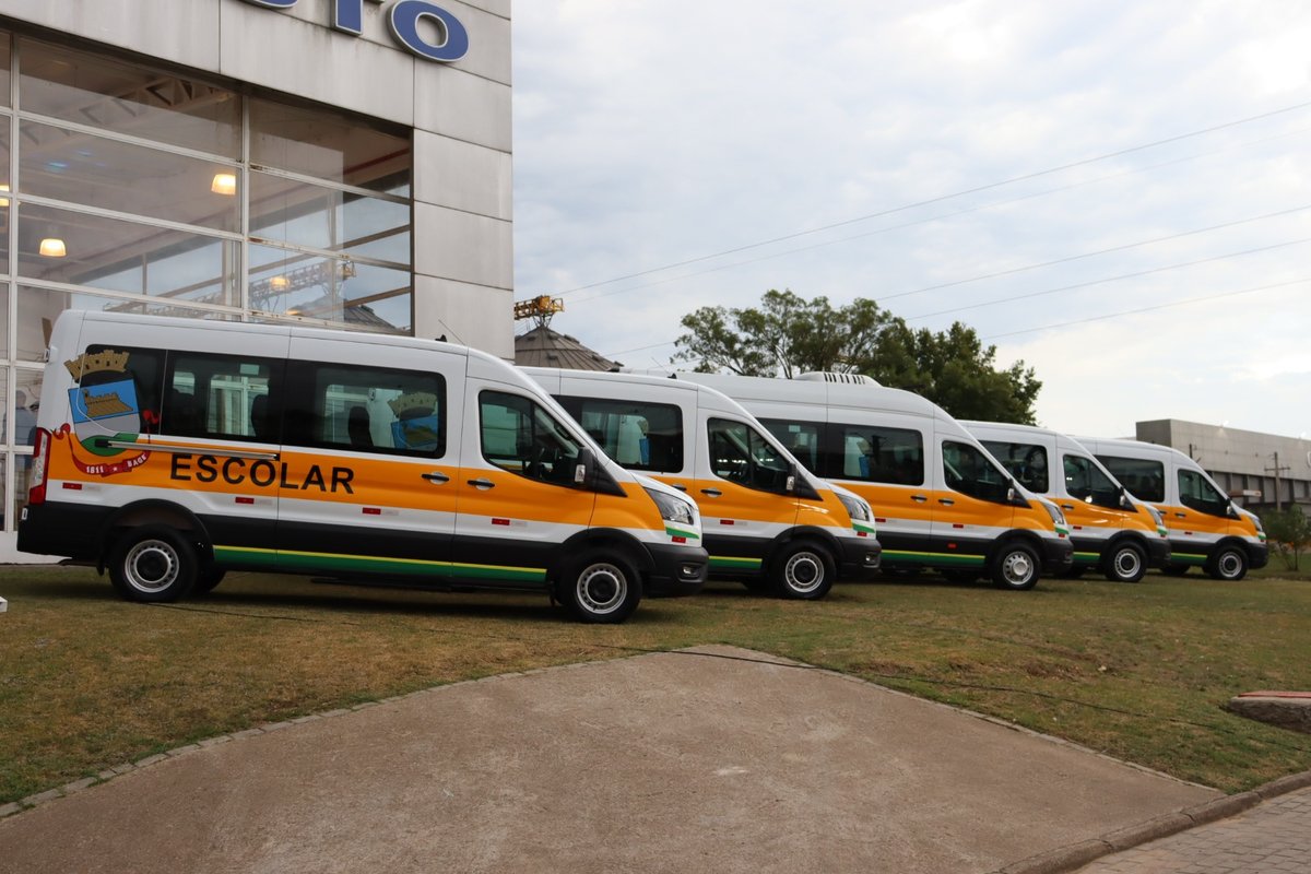 Vans escolares novas entregues para a zona rural de Bagé